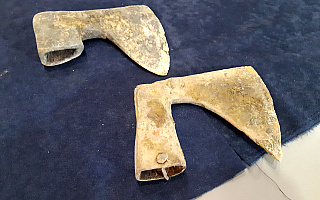 Na Polach Grunwaldu znaleziono dwa XV-wieczne topory